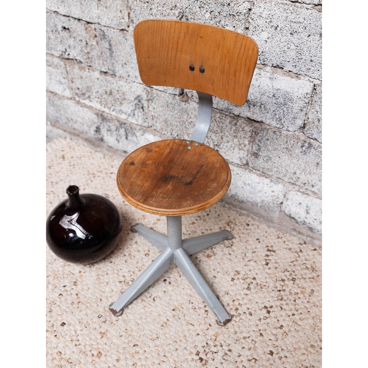 Chaise industrielle Alma N°1777 - Bon état bois clair, DEBONGOUT