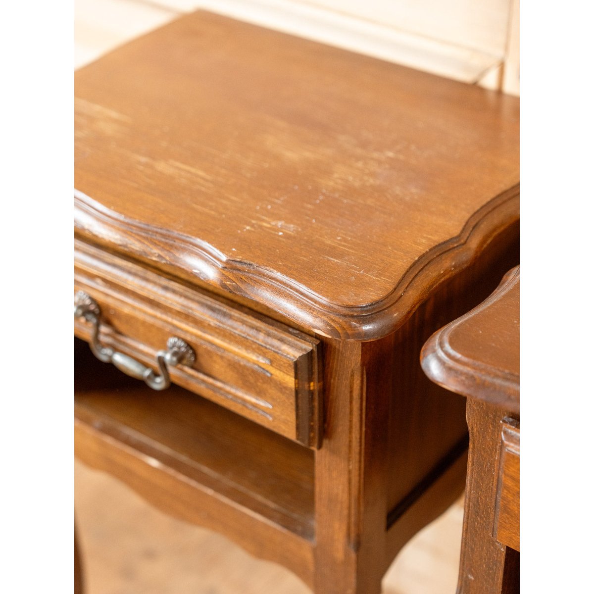 Paire de tables de chevet en bois Odile N°1494 - Bon état bois foncé, DEBONGOUT