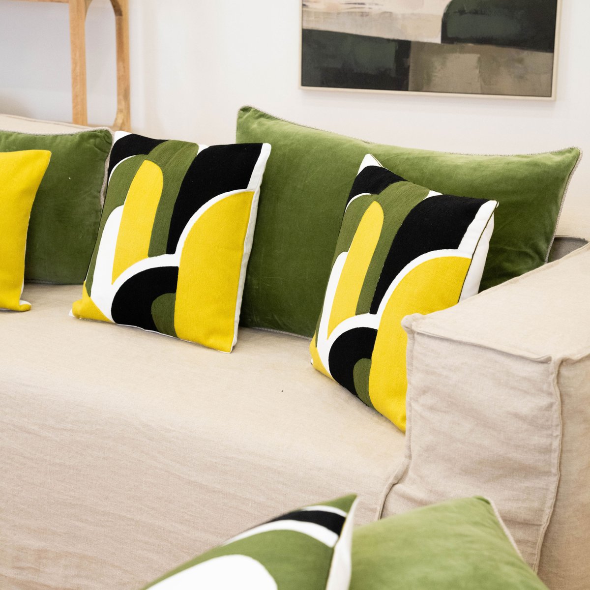 Coussin brodé en relief motif abstrait vert, SUD ETOFFE