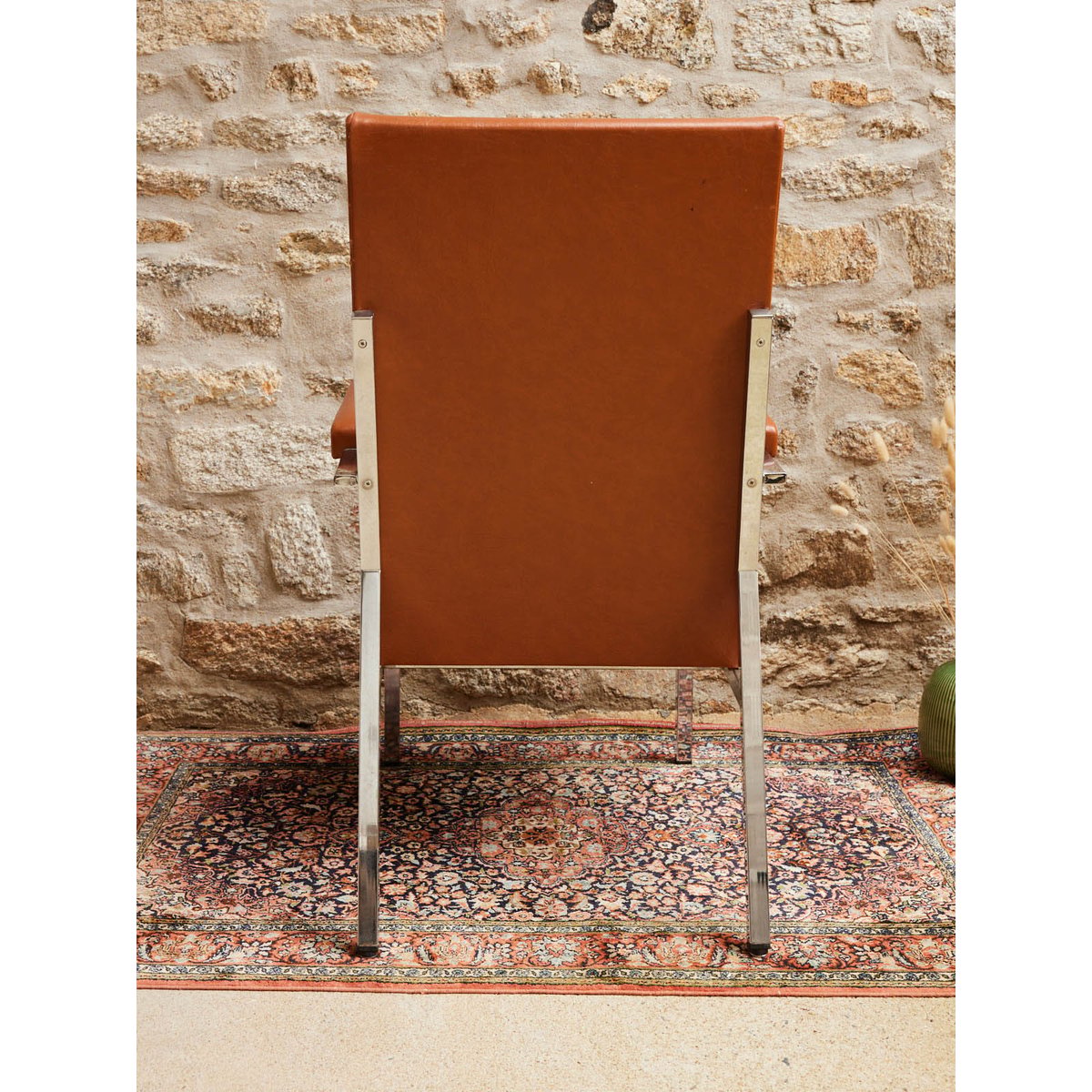 Paire de fauteuils en skaï Jakob N°1188 - Bon état marron, DEBONGOUT
