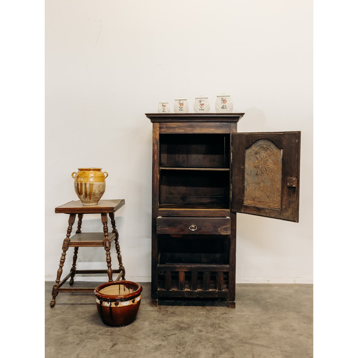 Garde-manger breton en chêne Guy N°54 - Bon état bois foncé, DEBONGOUT