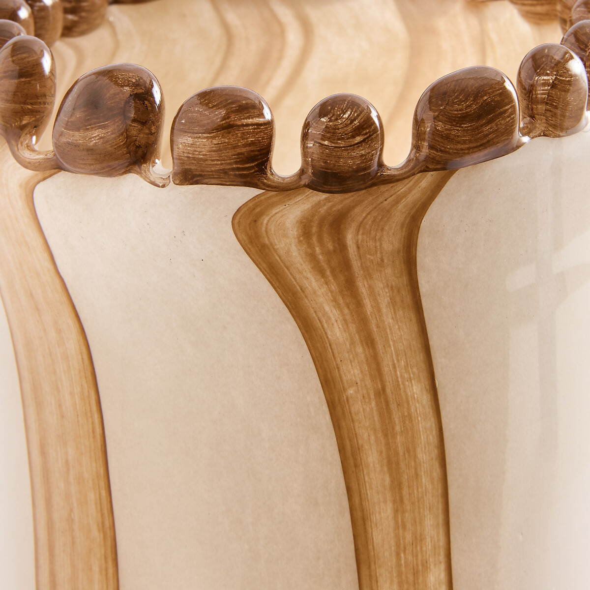 Vase rayé en verre soufflé, hauteur 25 cm, SUGAR ecru/caramel, AM.PM
