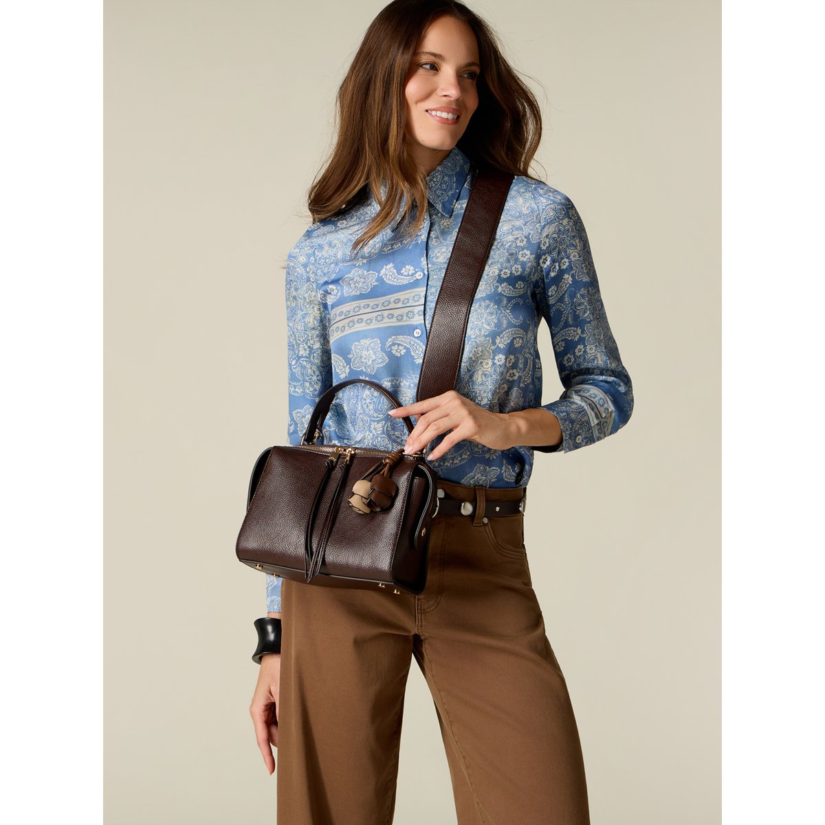 Sac boston avec charm floral et pompons marron, OLTRE