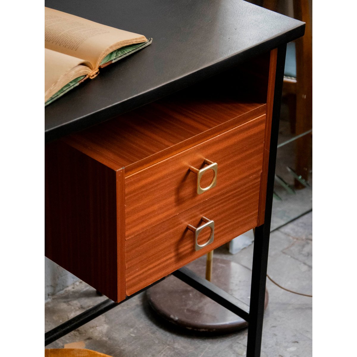 Bureau scandinave au plateau en simili cuir Yvan N°557 - Bon état bois foncé, DEBONGOUT