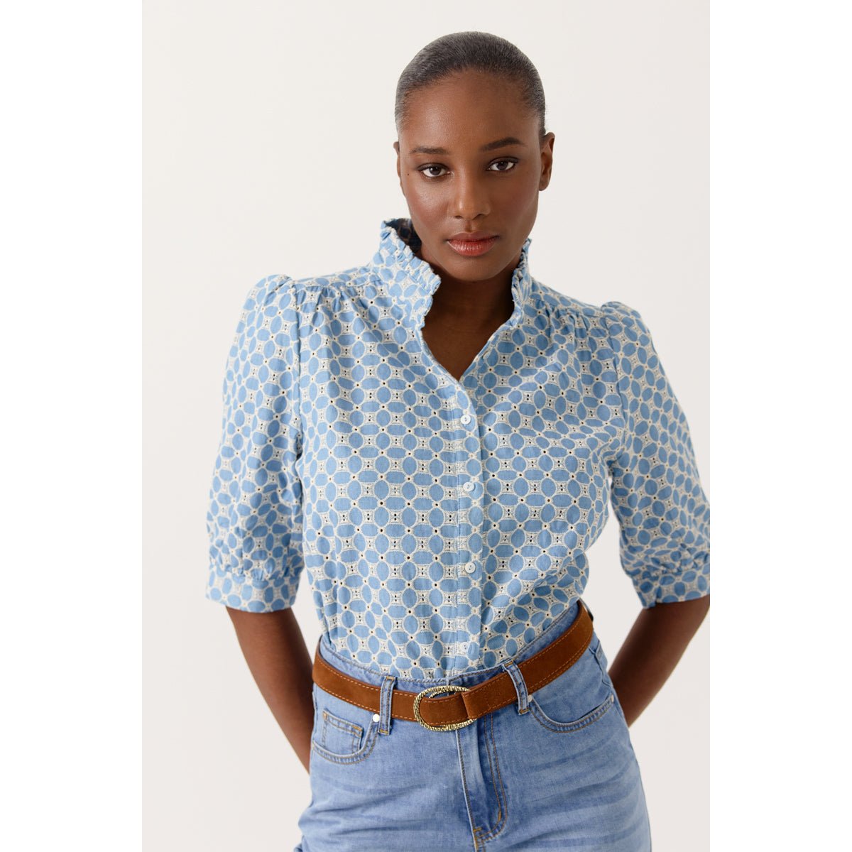 Chemise Kathleen à manches trois-quarts, broderie ajourée et col montant froncé denim-blue, ARTLOVE