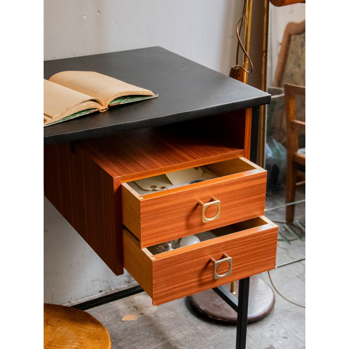 Bureau scandinave au plateau en simili cuir Yvan N°557 - Bon état bois foncé, DEBONGOUT
