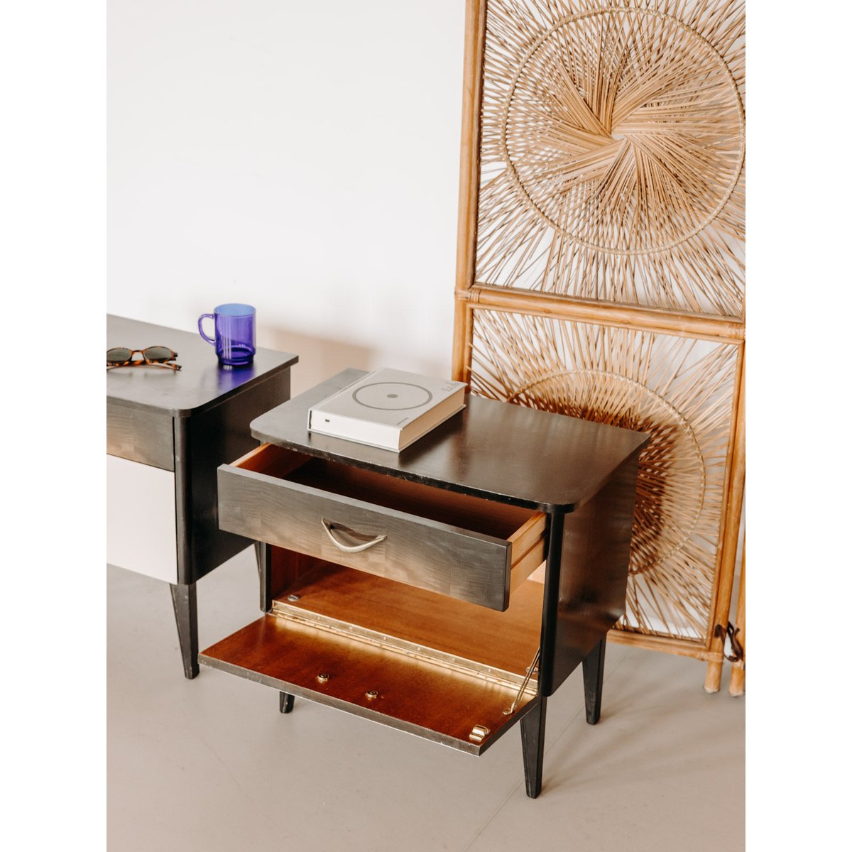 Paire de tables de chevet aux multiples rangements Maïa N°1594 - Bon état bois foncé, DEBONGOUT