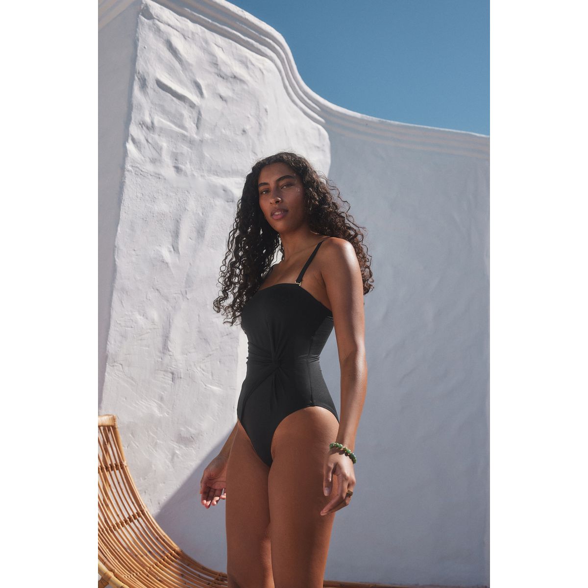 Maillot de bain bandeau gainant à torsade noir, NEXT