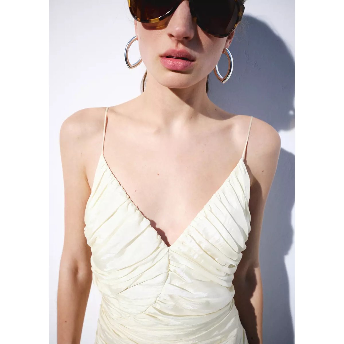 Robe drapée à décolleté en V écru, MANGO