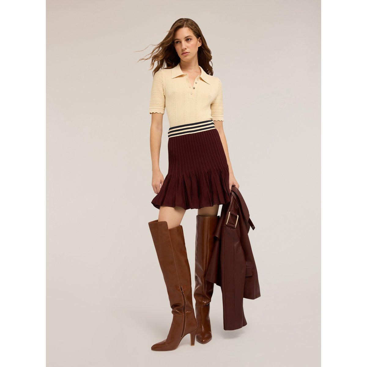 Polo beige, MOTIVI