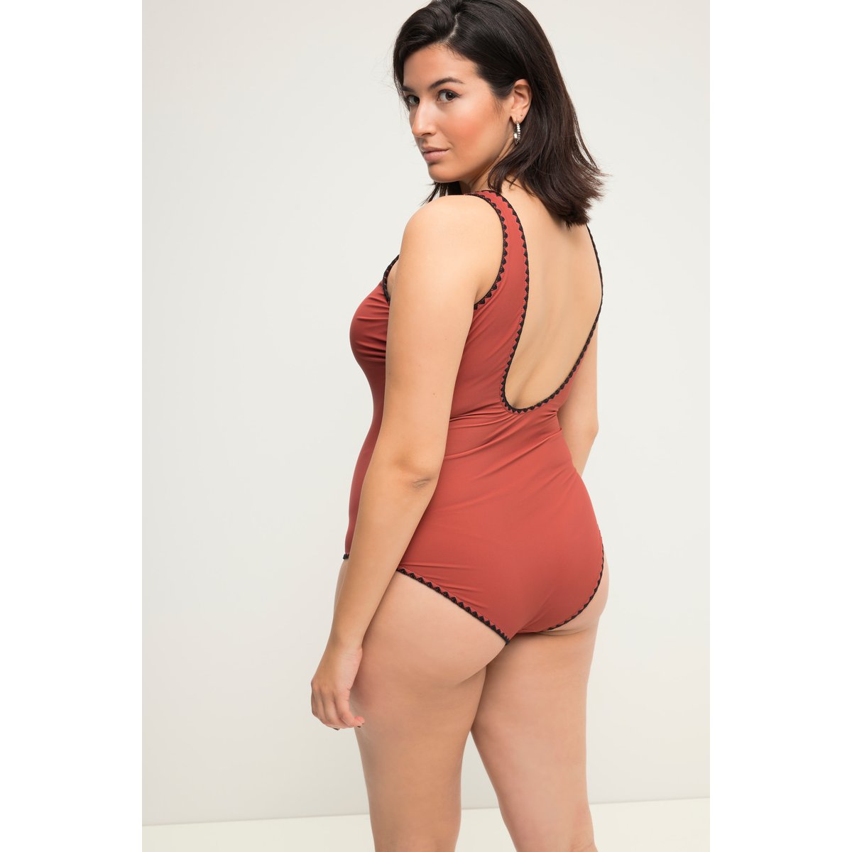 Maillot de bain avec liseré rouge brique, STUDIO UNTOLD
