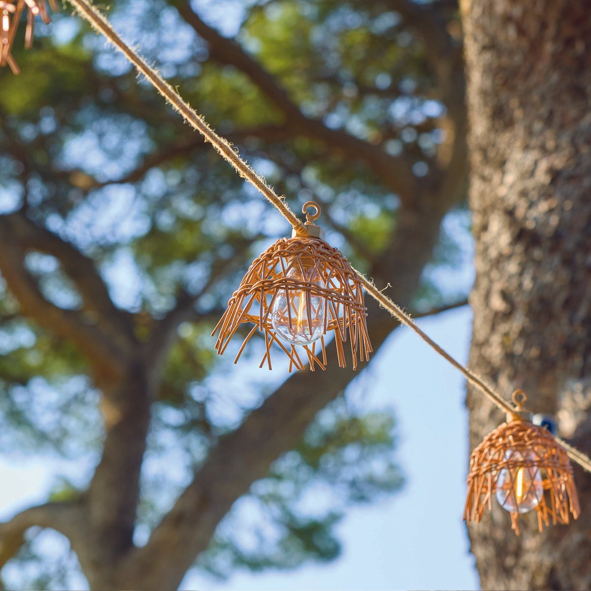 Guirlande lumineuse extérieur 10 abat-jour exotique paille MINI HAWAI LIGHT HYBRID LED blanc chaud 8m solaire et sur secteur marron, LUMISKY