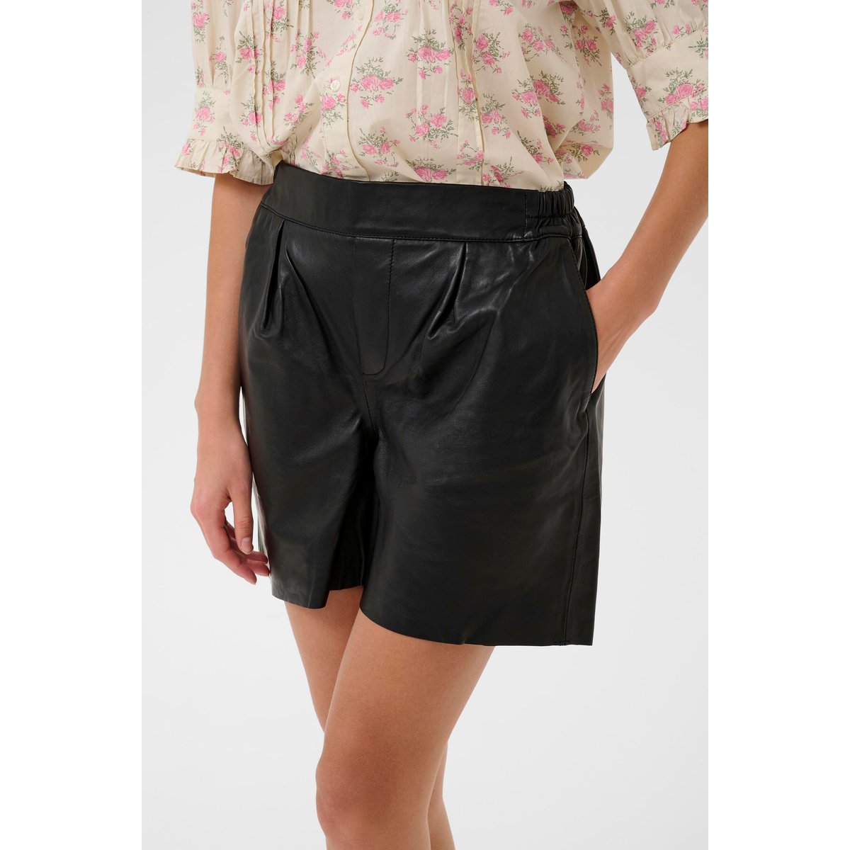 Shorts en cuir noir, CULTURE