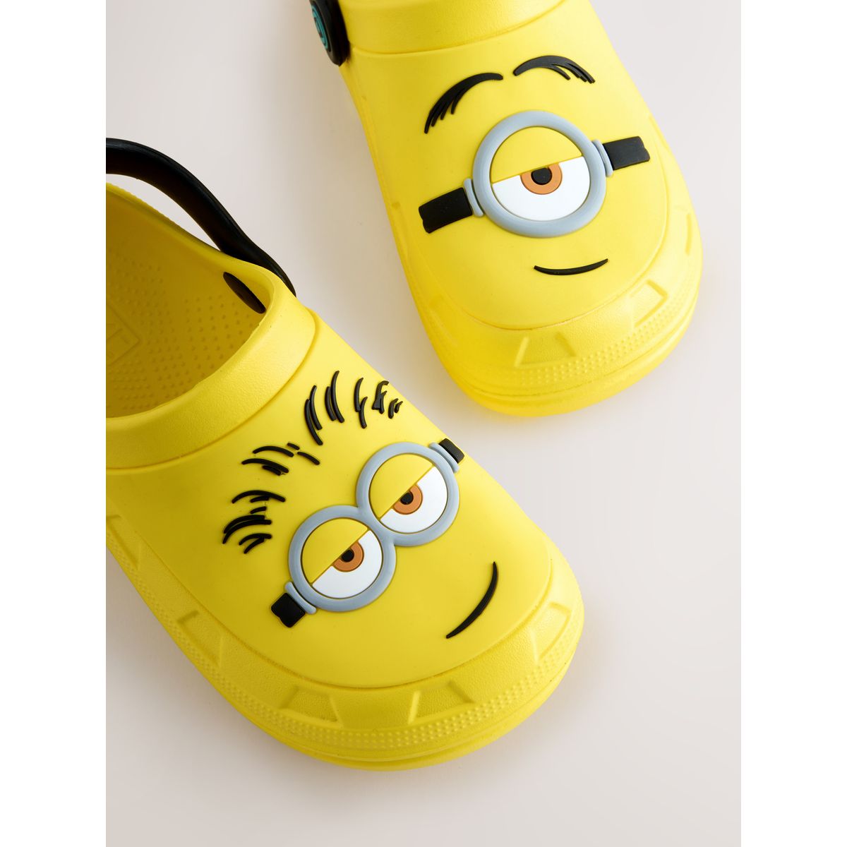 Sabots minions jaune, NEXT