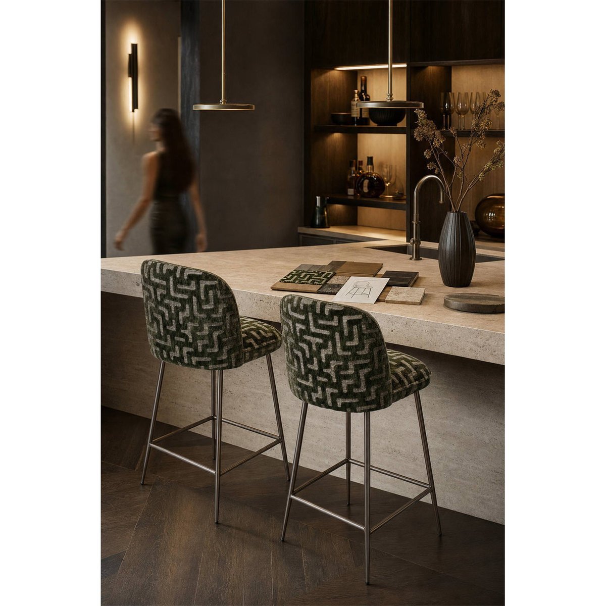 Tabouret de comptoir métal, Assise rembourrée vert mousse motif labyrinthe, RECOLLECTION