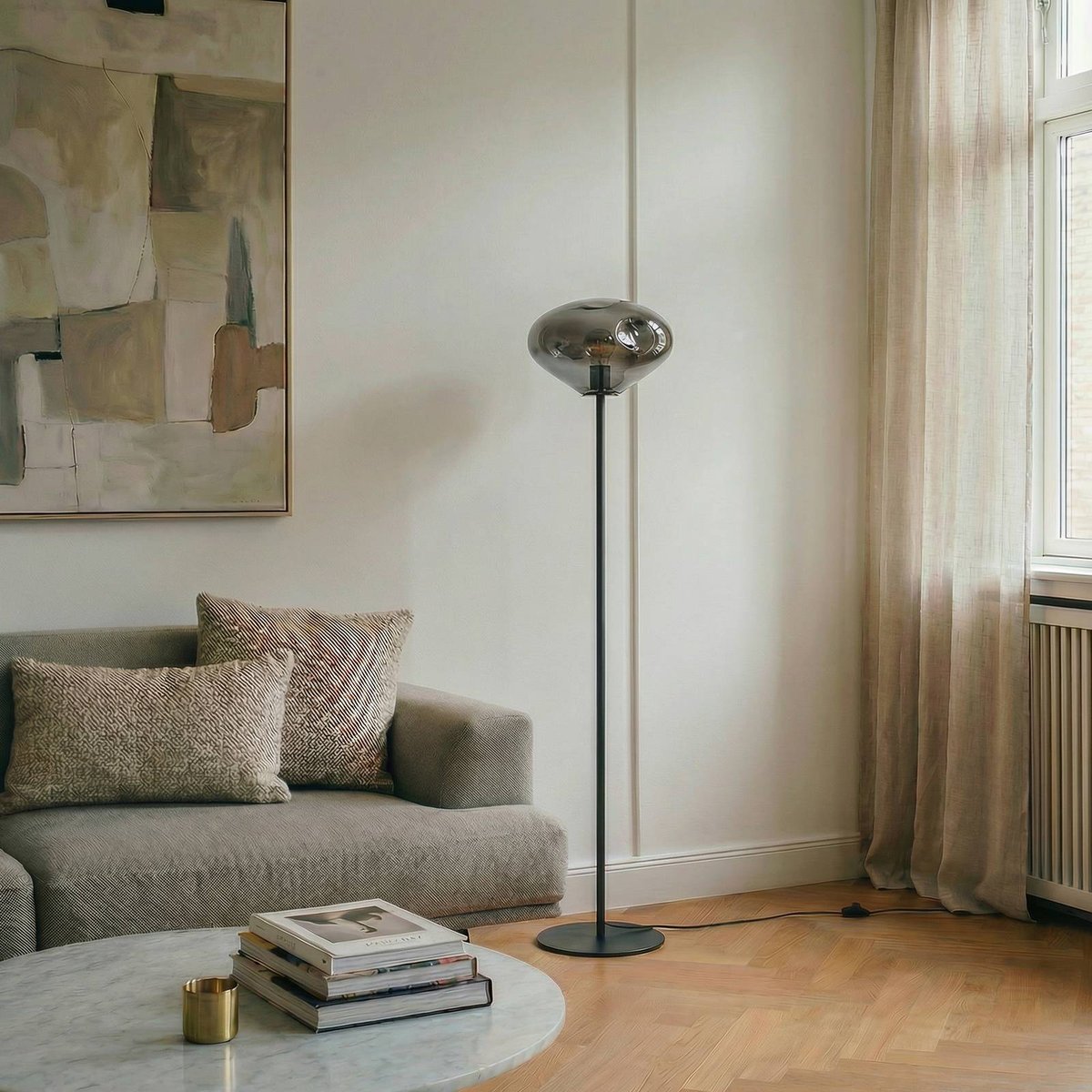 Lampadaire en verre design, Lelia gris fumé, noir sable, LINDBY