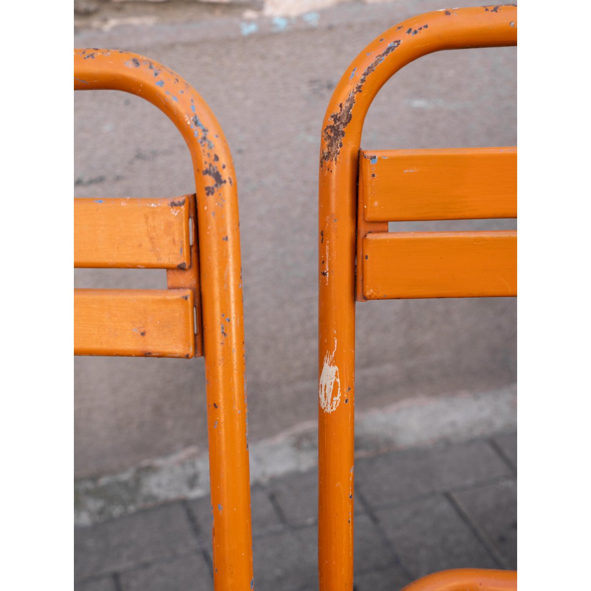 Paire de chaises Tolix en métal orange Alma N°1943 - Bon état orange, DEBONGOUT
