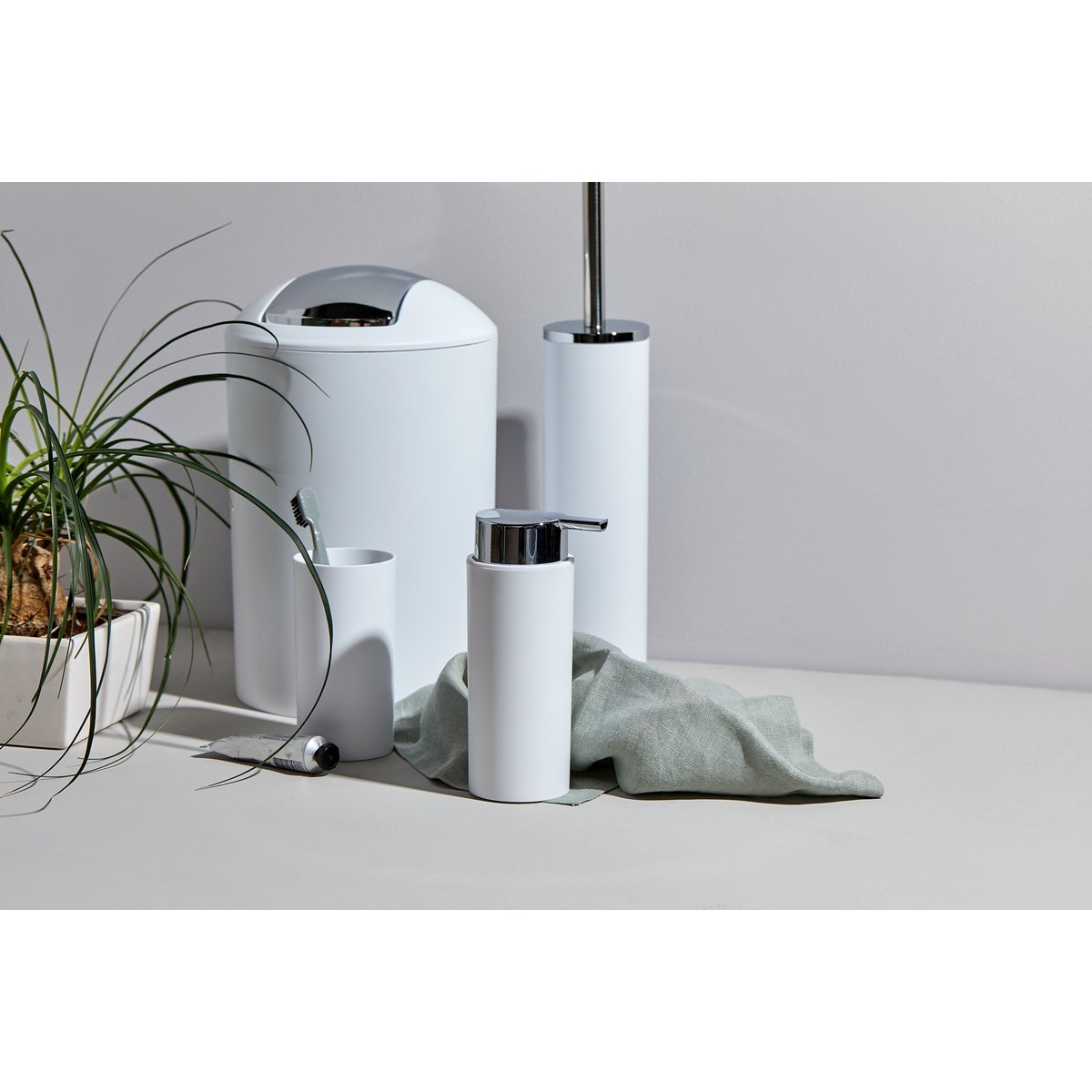 Ensemble accessoires de salle de bain CALVO blanc, WENKO