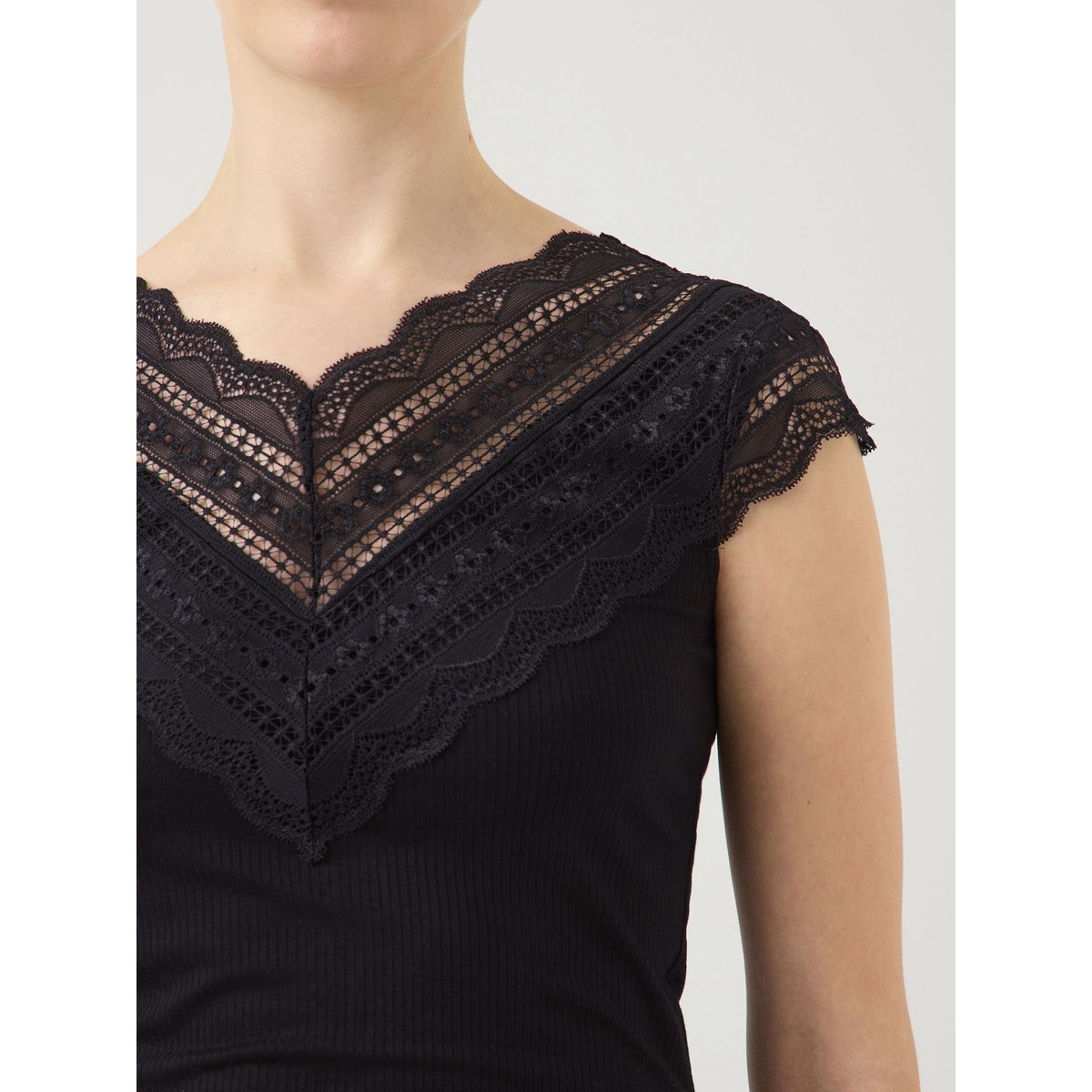 Top black 1, YAS