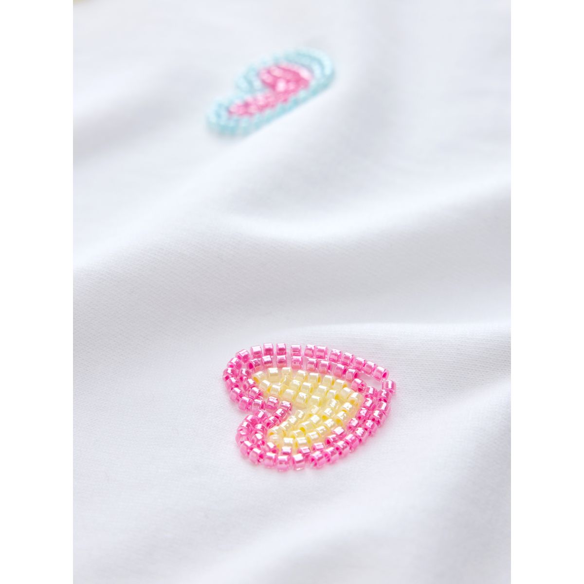 T-shirt orné de perles cœurs blancs pastel, NEXT