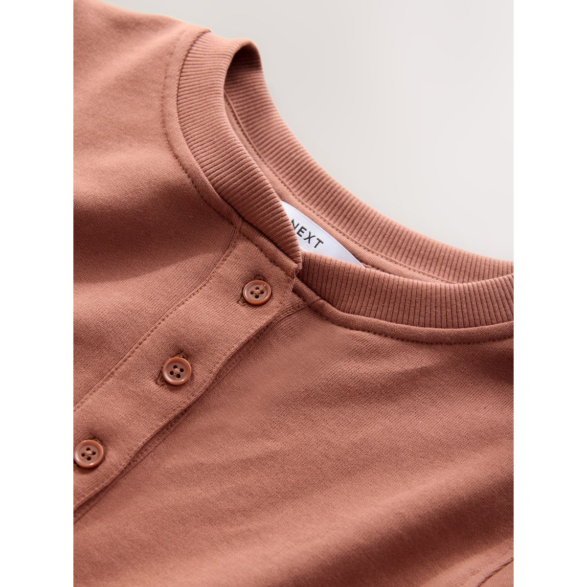 Sweat délavé manches longues et col boutonné marron moka, NEXT
