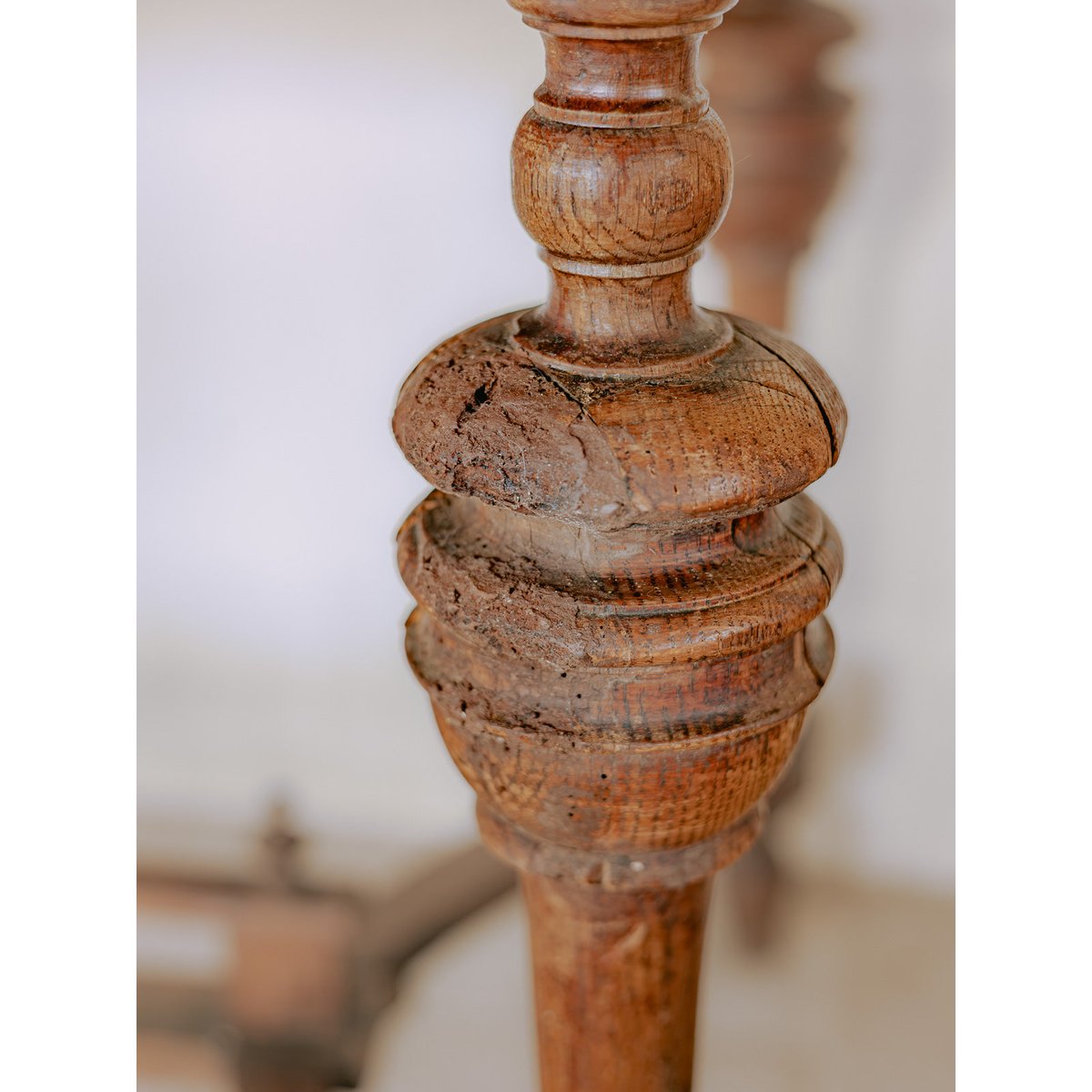 Table d'appoint en bois sculpté de style Moyen-Âge Francine N°1113 - Bon état bois foncé, DEBONGOUT