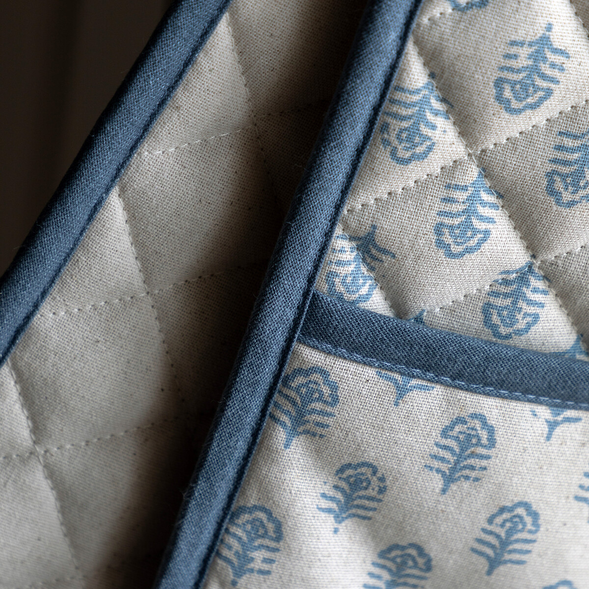 Flora Floral Stamp Double Oven Glove blue, ÉDITÉ