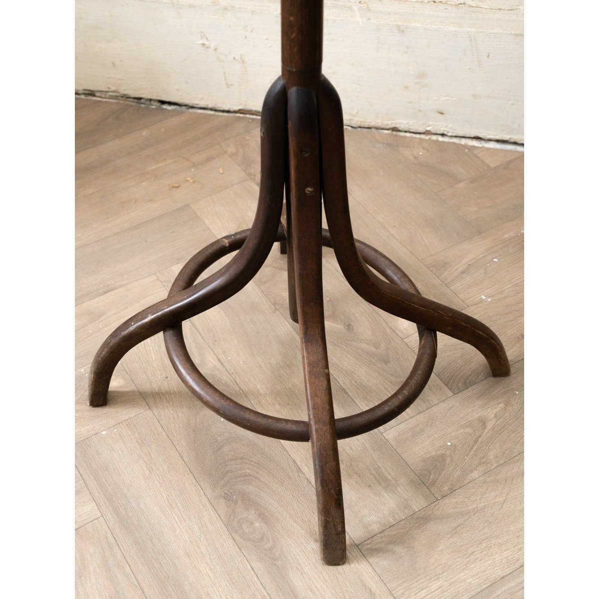 Porte-manteau perroquet en bois foncé Max N°465 - Bon état bois foncé, DEBONGOUT