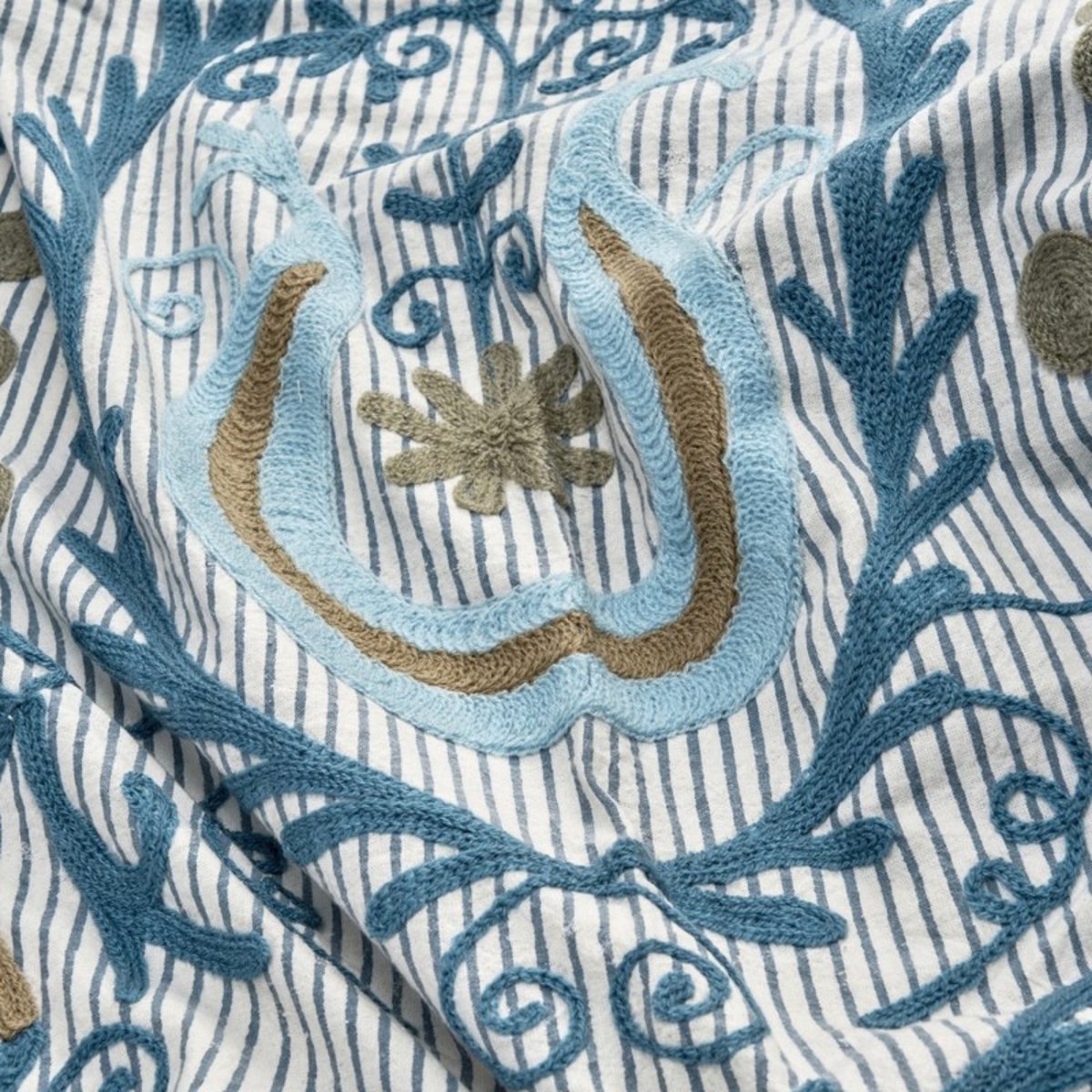 Dessus de lit canapé coton brodé SUZANI bleu, MADAM STOLTZ