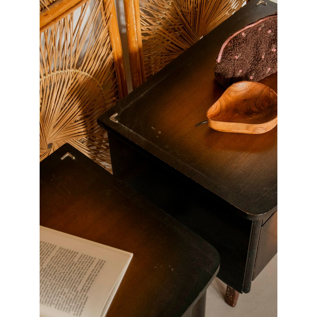 Paire de tables de chevet mid-century Maïa N°1581 - Bon état bois foncé, DEBONGOUT