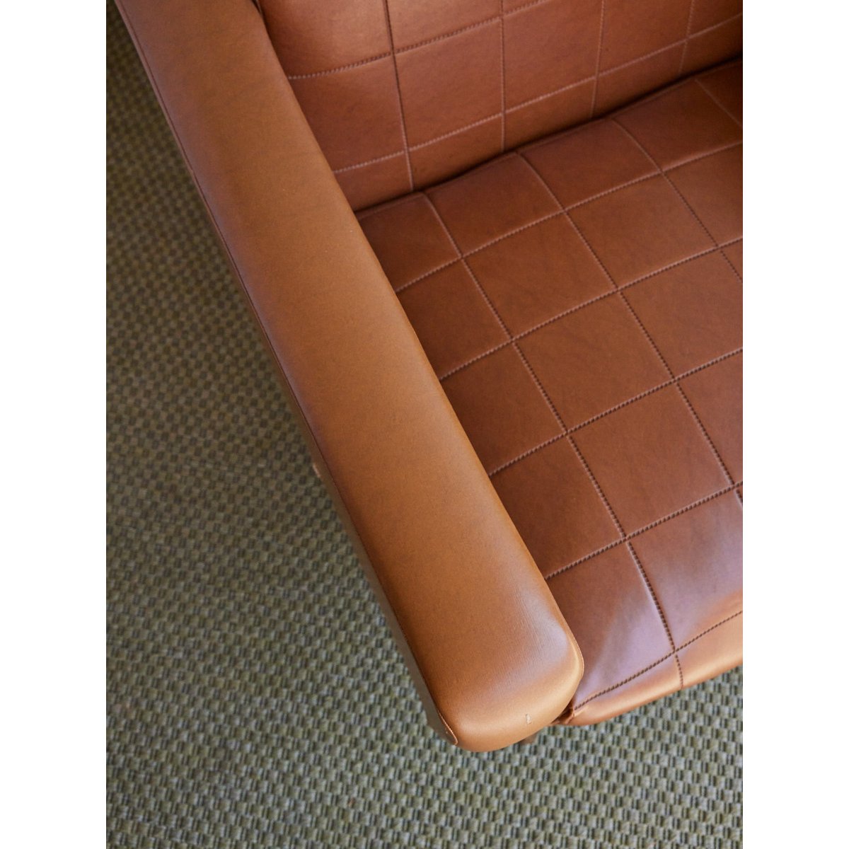 Fauteuil en skaï Jakob N°1321 - Bon état marron, DEBONGOUT