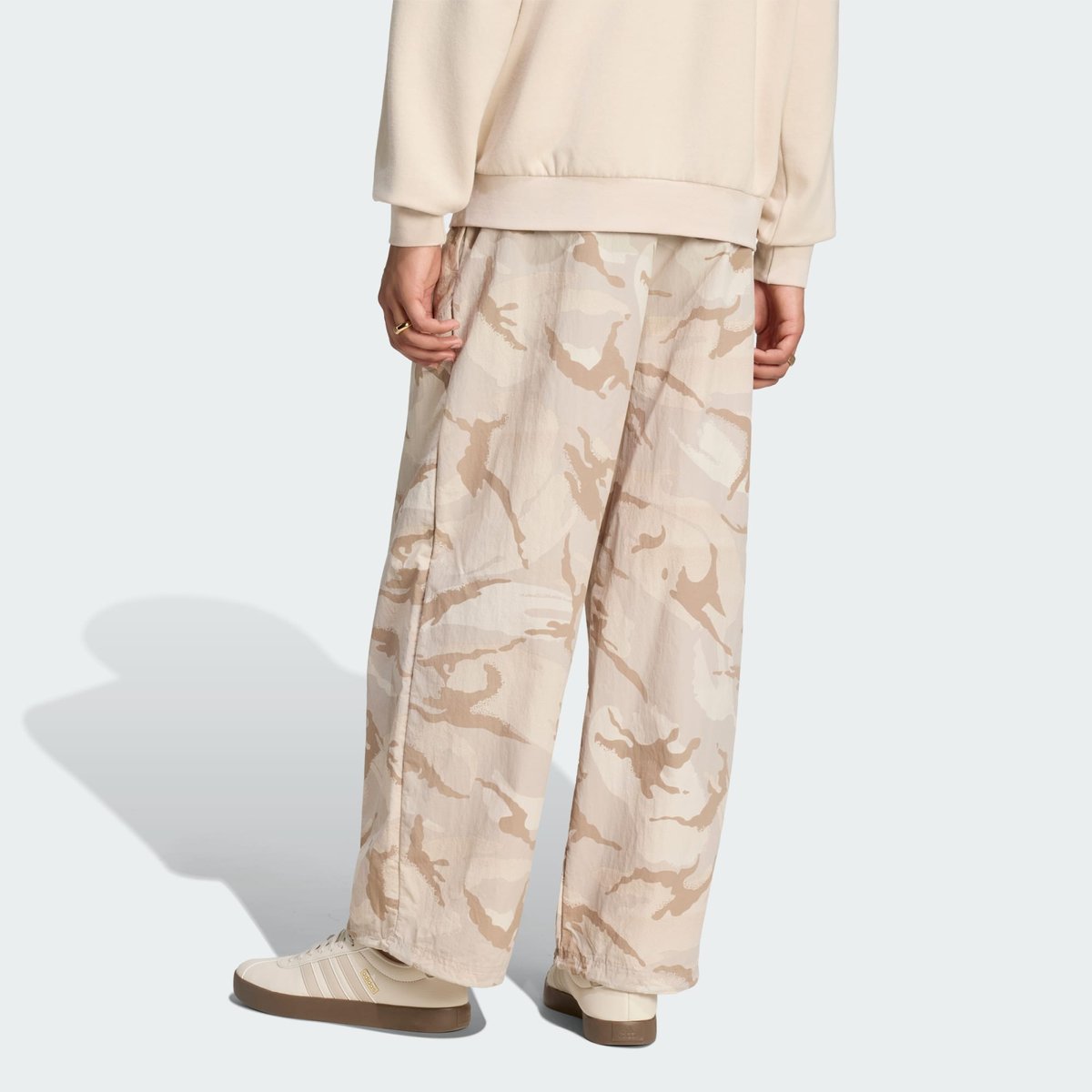 Pantalon Parachute Tissé Camouflage Seasonal Essentials Pantalon Parachute Tissé Camouflage Seasonal Essentials multicolor / chalky brown / crystal linen / light brown, ADIDAS SPORTSWEAR