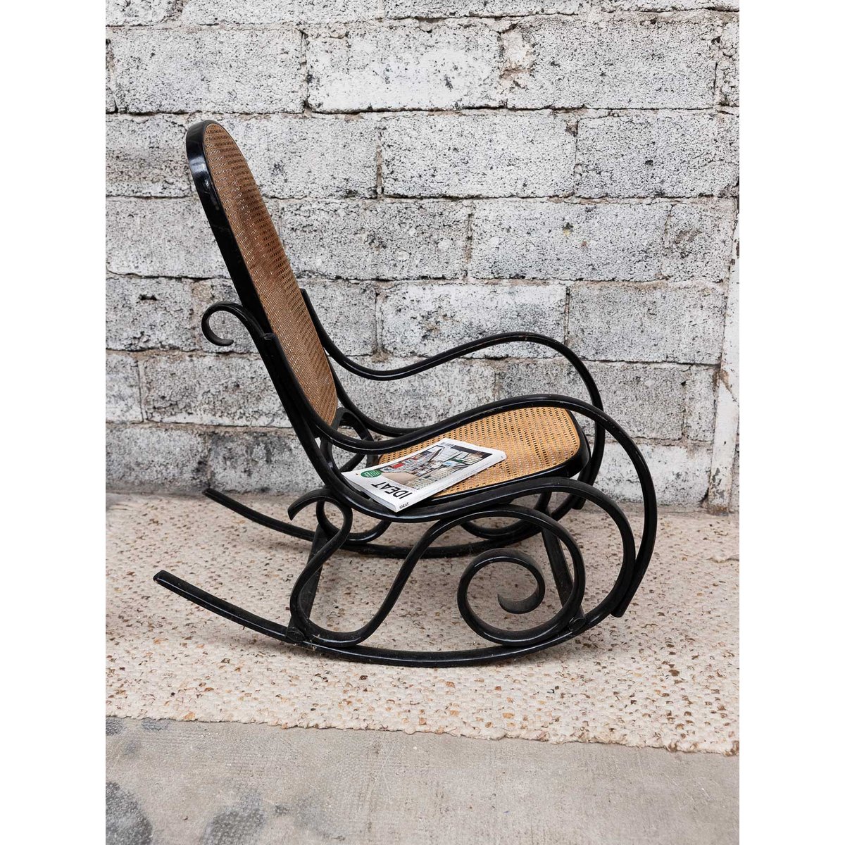 Rocking-chair en cannage Alibert N°92 - Bon état beige, DEBONGOUT