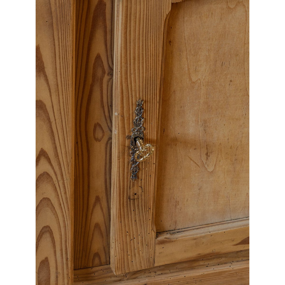 Buffet à deux corps en bois Gilbert N°1558 - Bon état bois clair, DEBONGOUT