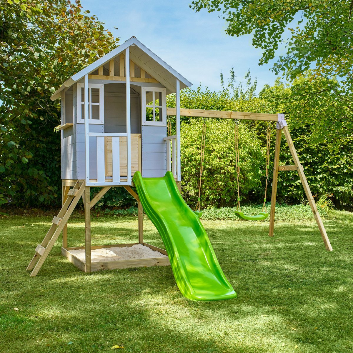 Maisonnette sur pilotis, glissière, 2 balançoires PERCE-NEIGE marron - gris - blanc - vert, TP TOYS