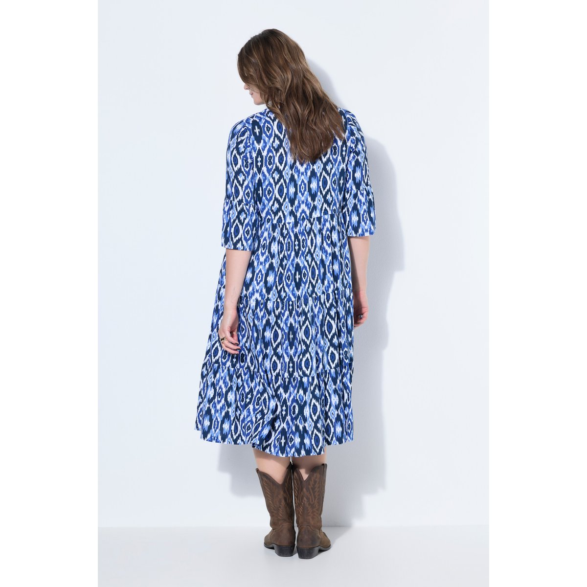 Robe longue évasée, motif losanges, volants bleu foncé, STUDIO UNTOLD