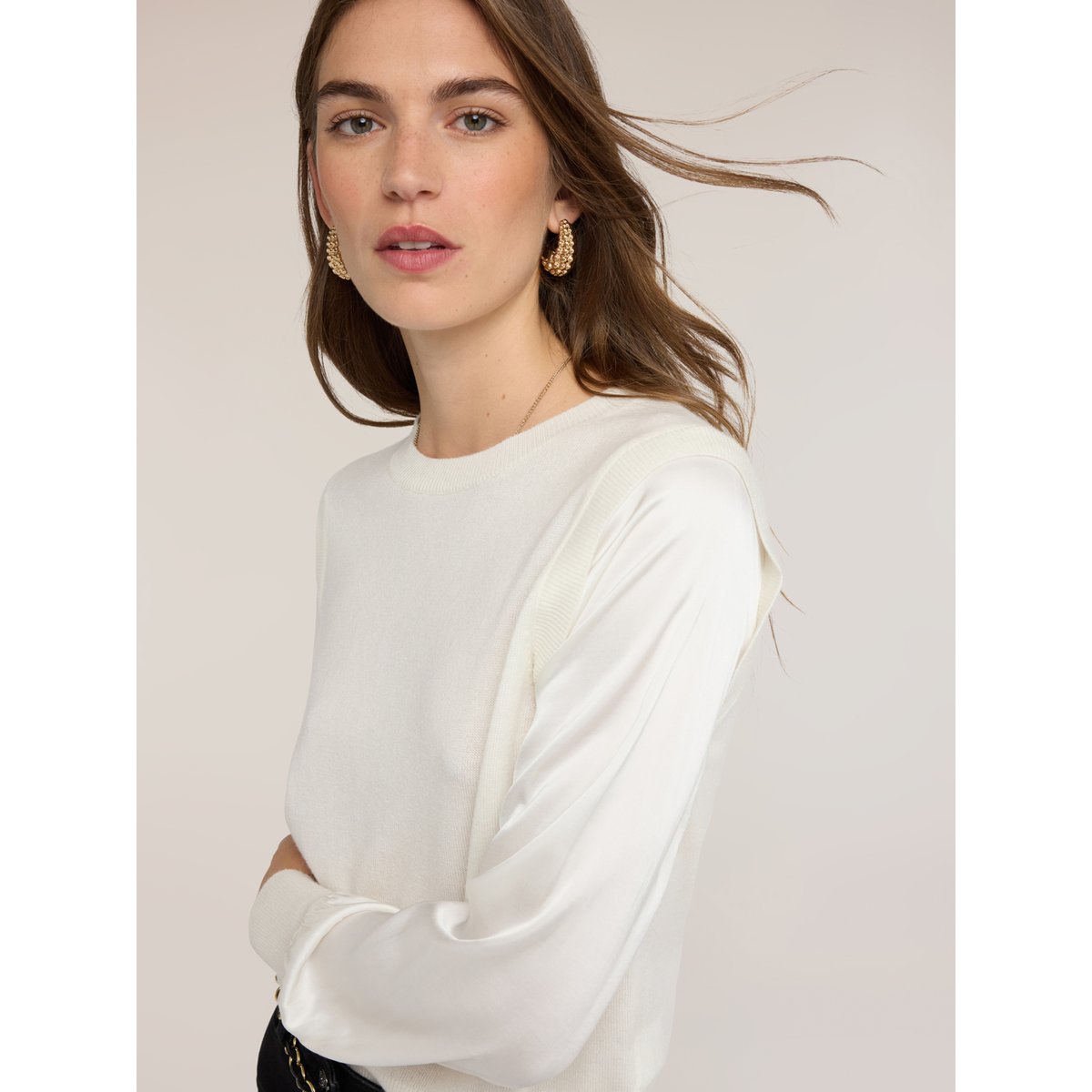 Pull à manches blanc, MOTIVI