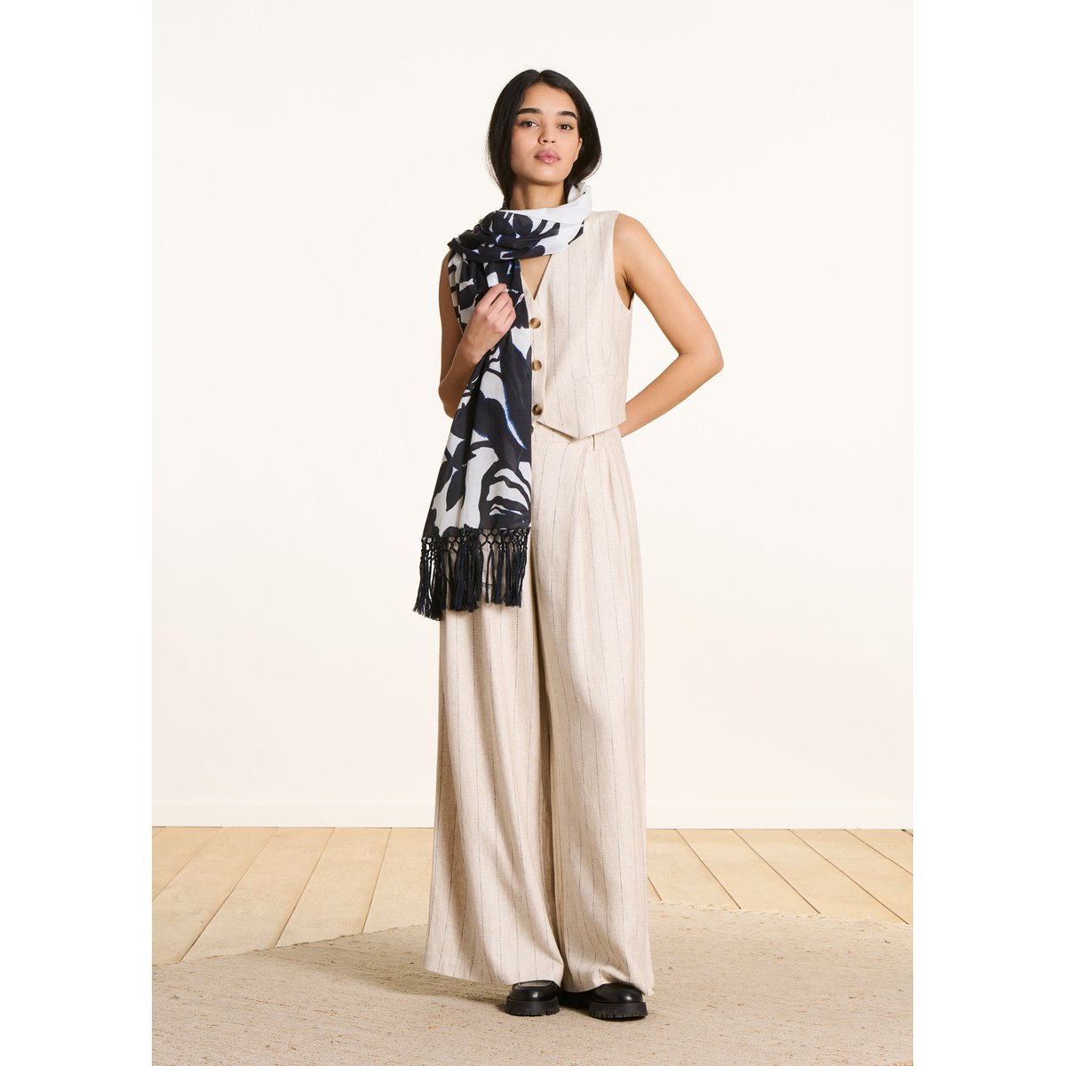 Foulard en coton à motifs floraux ecru/noir, LA FEE MARABOUTEE