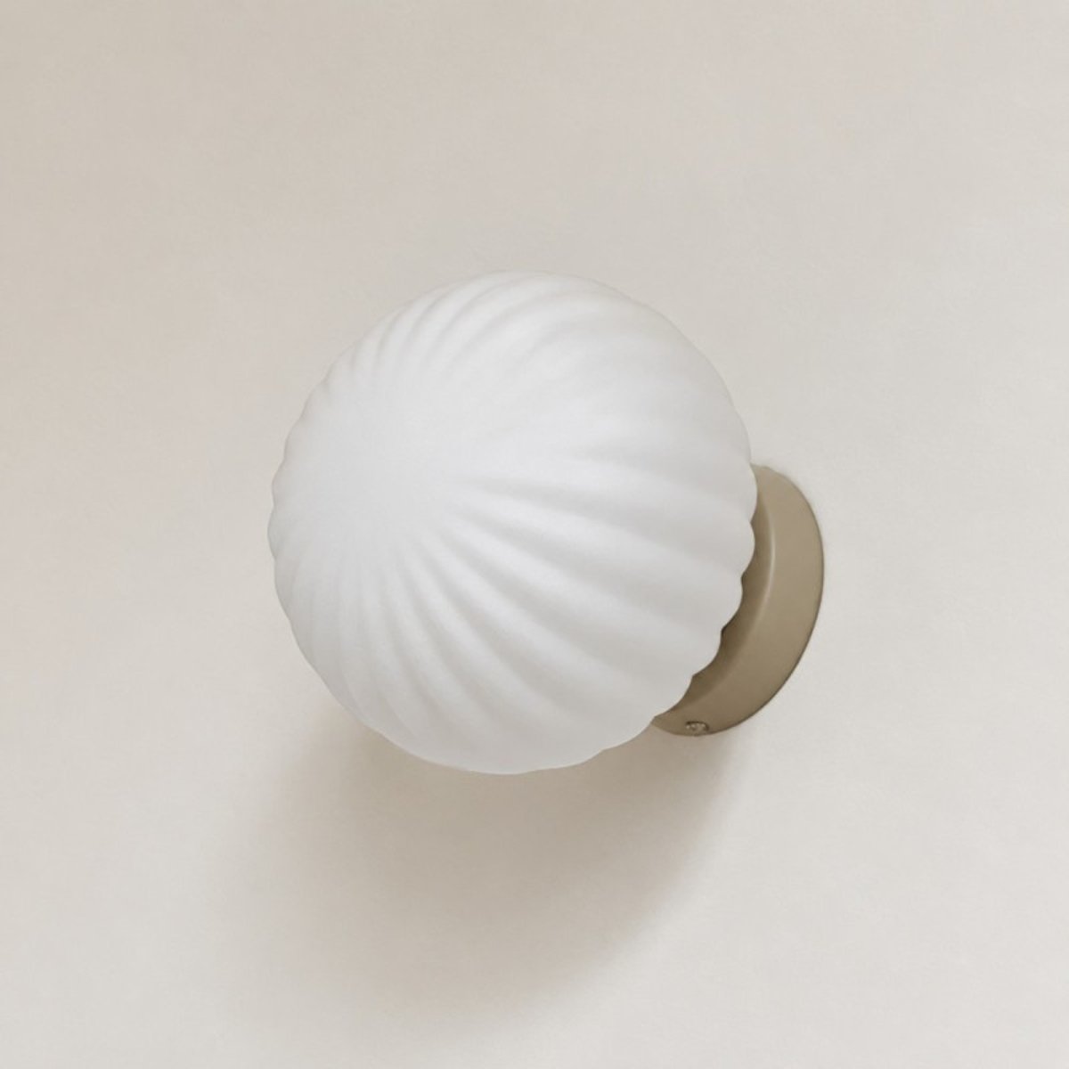 Applique murale beige et Globe verre opale Flot blanc, MILLUMINE