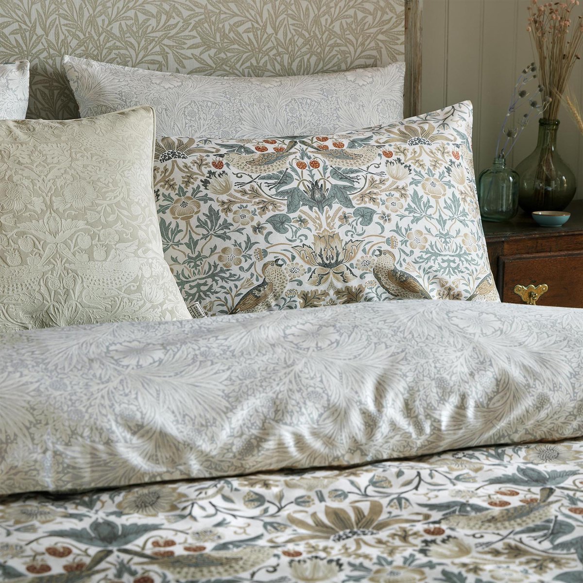 Parure de lit, housse de couette fleurie + 2 taies pour grand  lit 2 personnes Fraisier et grives beige, tonalités douces, WILLIAM MORRIS AT HOME