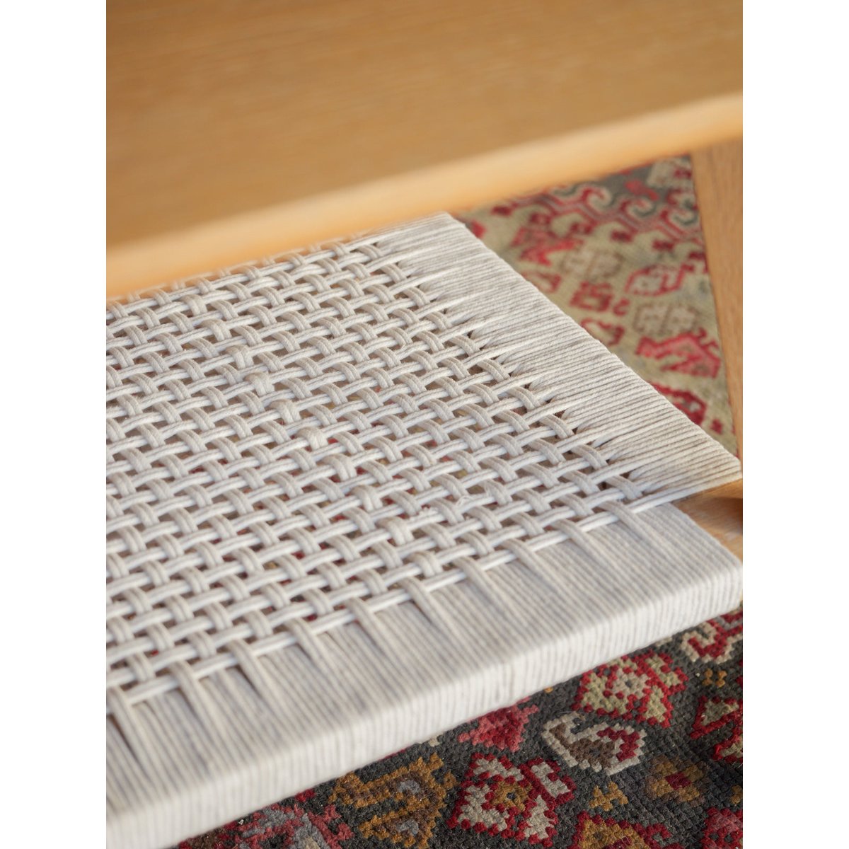 Table basse au filet blanc Donna N°1591 - Bon état bois clair, DEBONGOUT