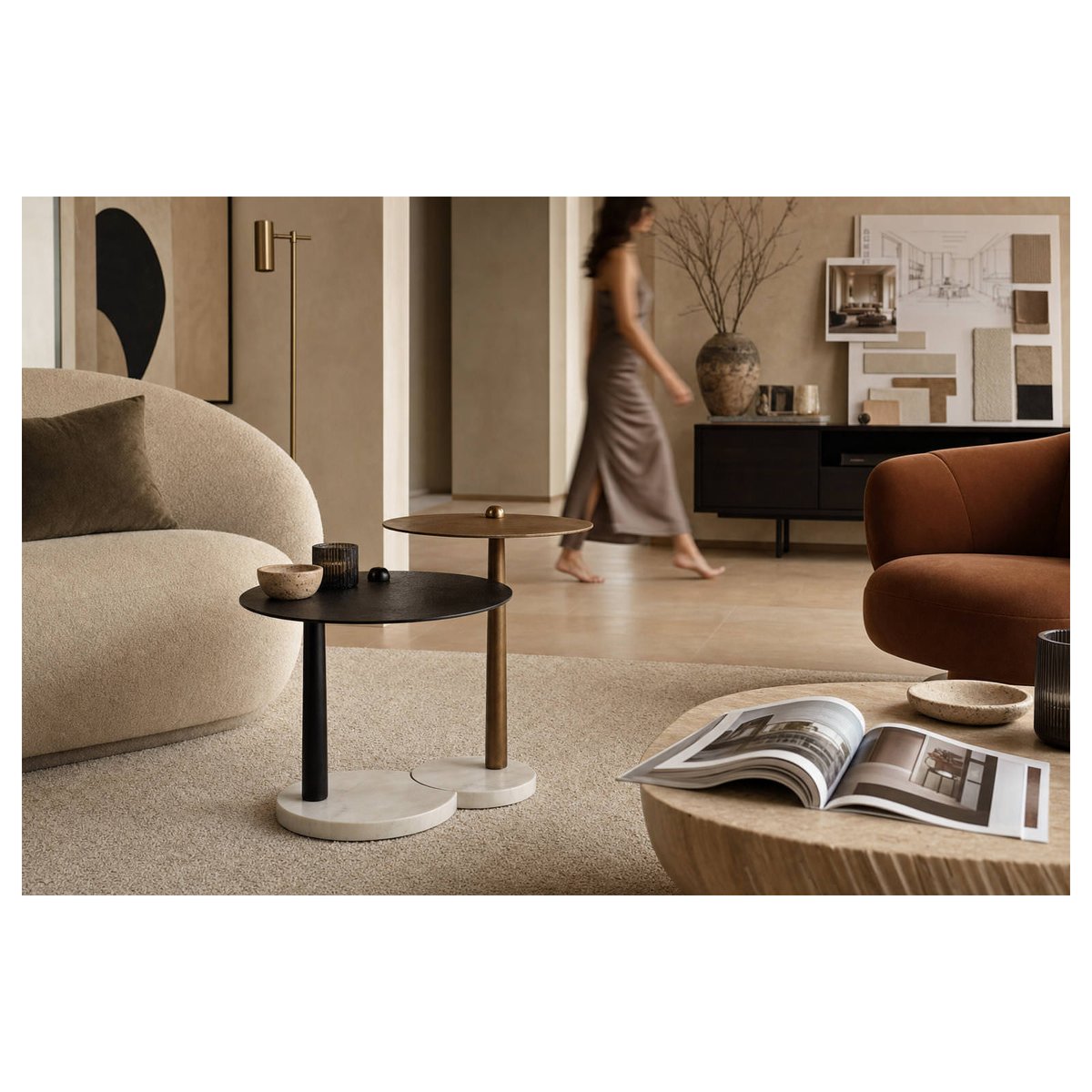 Lot de 2 tables d'appoint en marbre et métal bronze vieilli, laiton vieilli, blanc et noir, RECOLLECTION