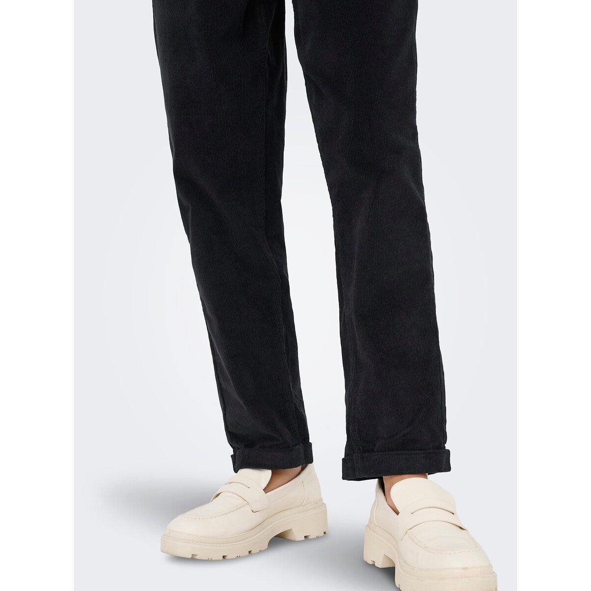 Pantalon carotte en velours noir, ONLY