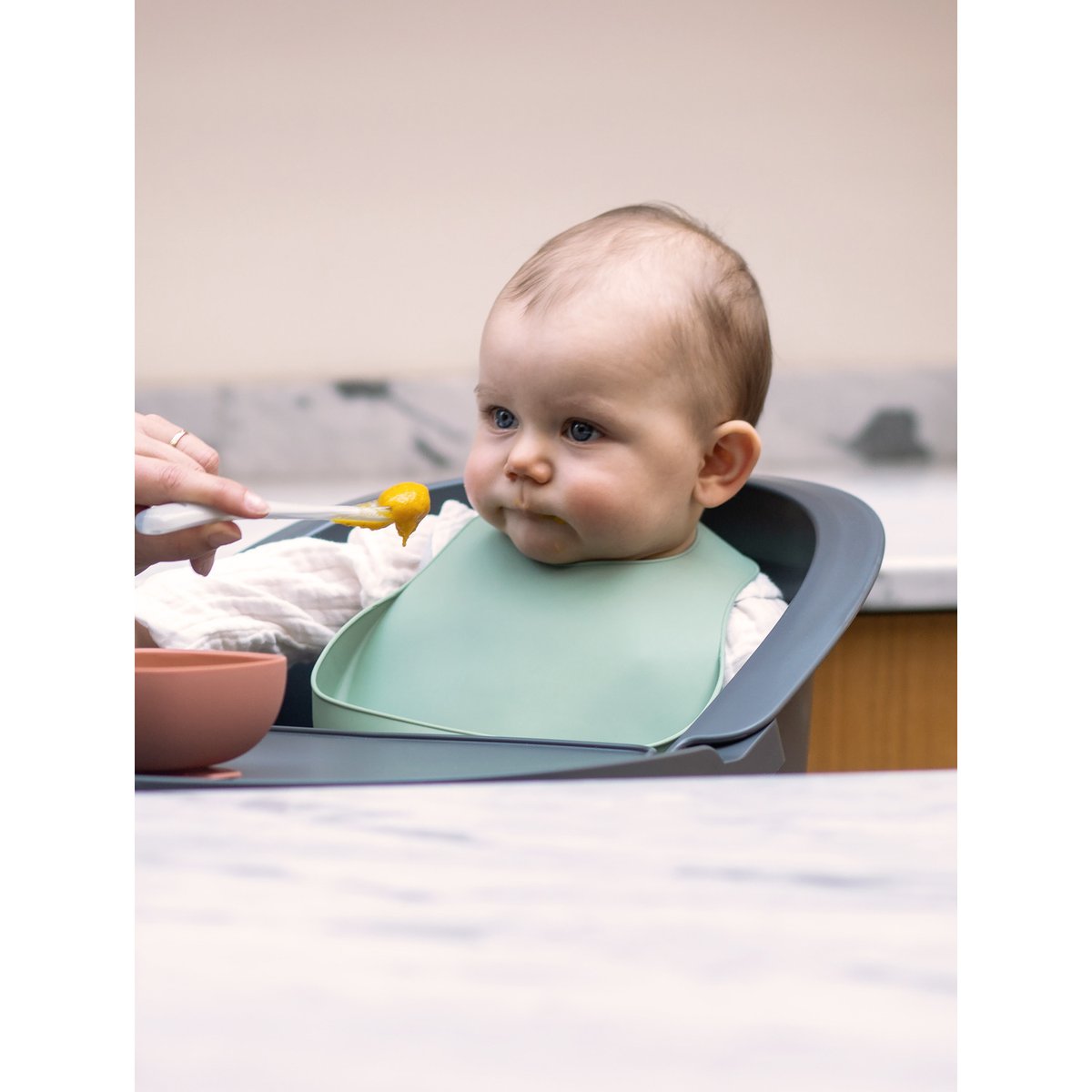 Lot de 2 bavoirs en silicone vert sauge, BEABA