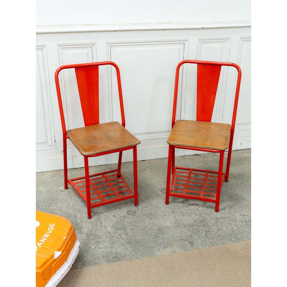 Paire de chaises chevet Tolix en métal rouge et bois Alma N°1707 - Bon état rouge, DEBONGOUT