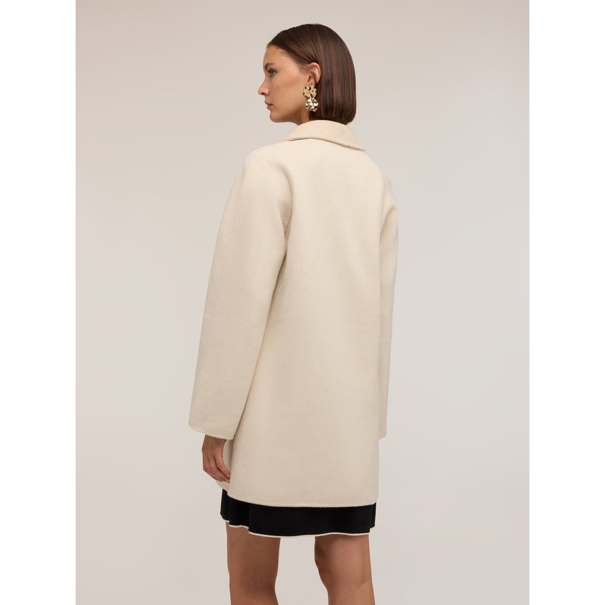 Manteau croisé blanc, MOTIVI