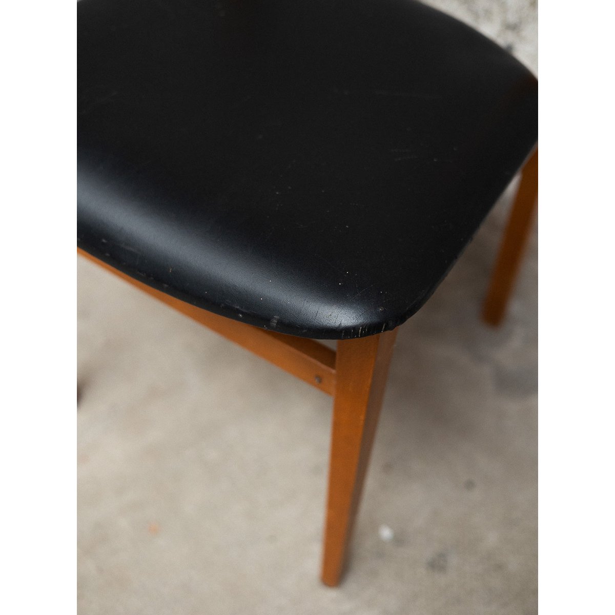 Paire de chaises en skaï Alma N°1722 - Bon état marron, DEBONGOUT