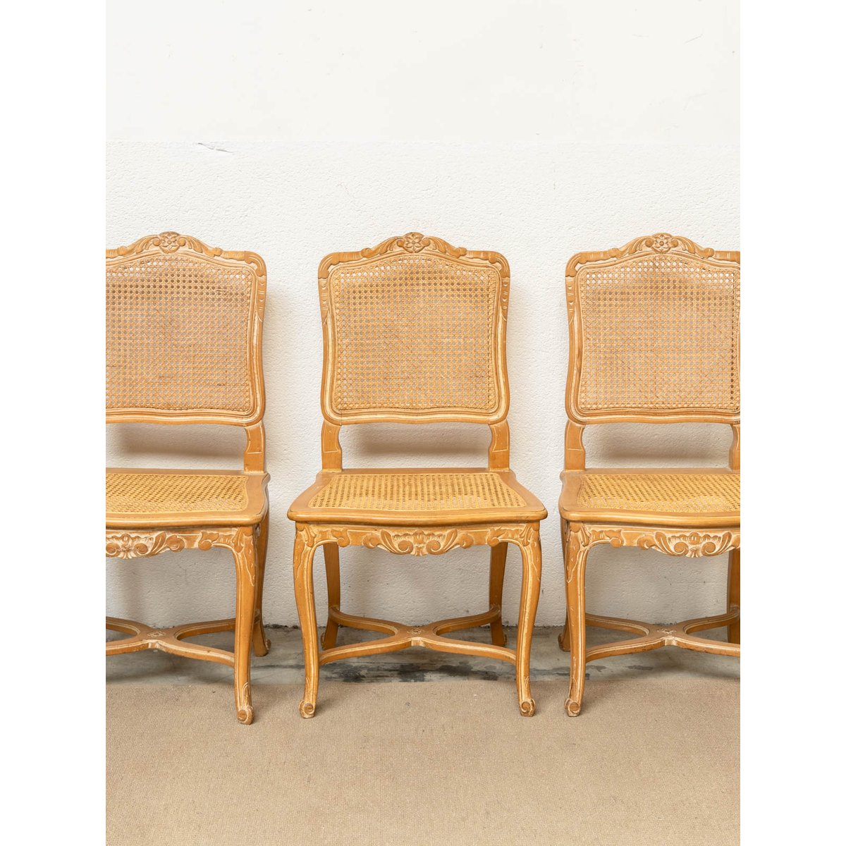 Lot de 4 chaises en bois et cannage Claude N°1420 - Bon état bois clair, DEBONGOUT