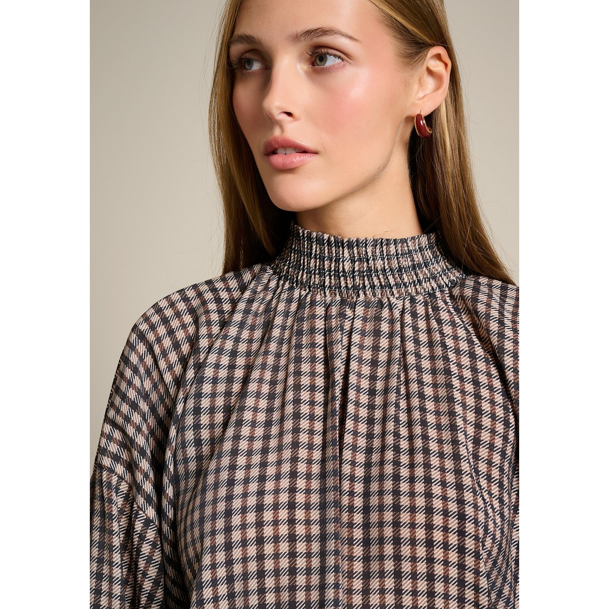 Blouse à carreaux col smocké taupe, LOLALIZA