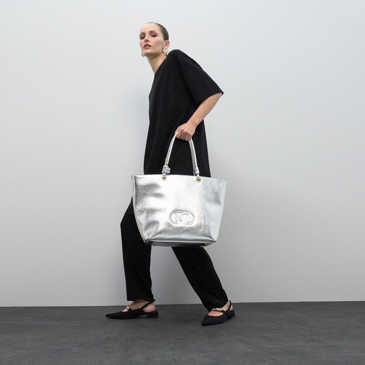 Cabas en cuir métallisé avec logo embossé argent, LOLA CASADEMUNT